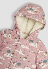 Uppvikt rosa jacka med en mjuk, fluffig foder. Har ett fantasifullt mönster med hus, djur och träd. Huva och kviltade detaljer.
