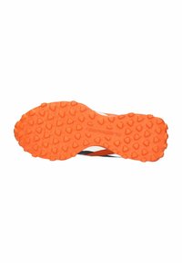 Løbeskoens ydersål har en tekstureret, livlig orange gummioverflade med trekantede lug, der giver greb. Sorte og hvide detaljer er synlige.
