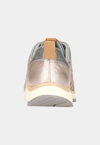 Metaliczne srebrne sneakersy z beżowymi akcentami, teksturowana cholewka, wyściełany kołnierz i pętelka na pięcie. Posiadają lekką gumową podeszwę.