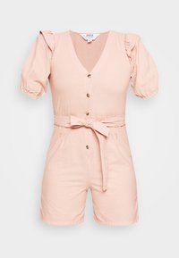 Ljusrosa kortärmad jumpsuit med V-ringning, knappfront och bälte i midjan. Har puffärmar och två framfickor.