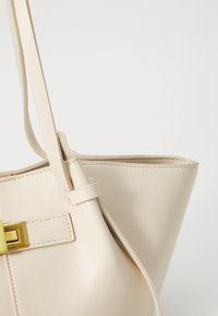 Gina Tricot MIDI LONG STRAP BAG - Käekott - ecru