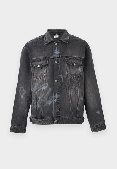 Μαύρο τζιν μπουφάν με κούμπωμα κουμπιών, δύο τσέπες στο στήθος με καπάκι, διακριτικά σχέδια με μπλε γκράφιτι σε σχήμα αστεριού και γραπτό κείμενο.