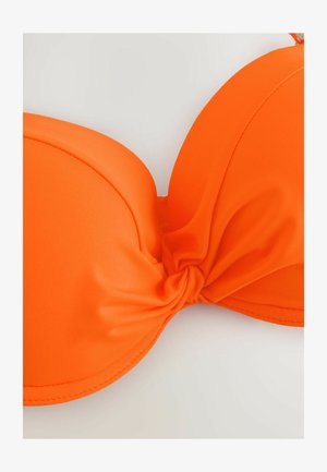 Oranger gepolsterter Bikini-Oberteil mit einer verdrehten Knoten-Detail in der Mitte. Glatte Textur und nahtlose Kanten, entworfen für eine unterstützende Passform.