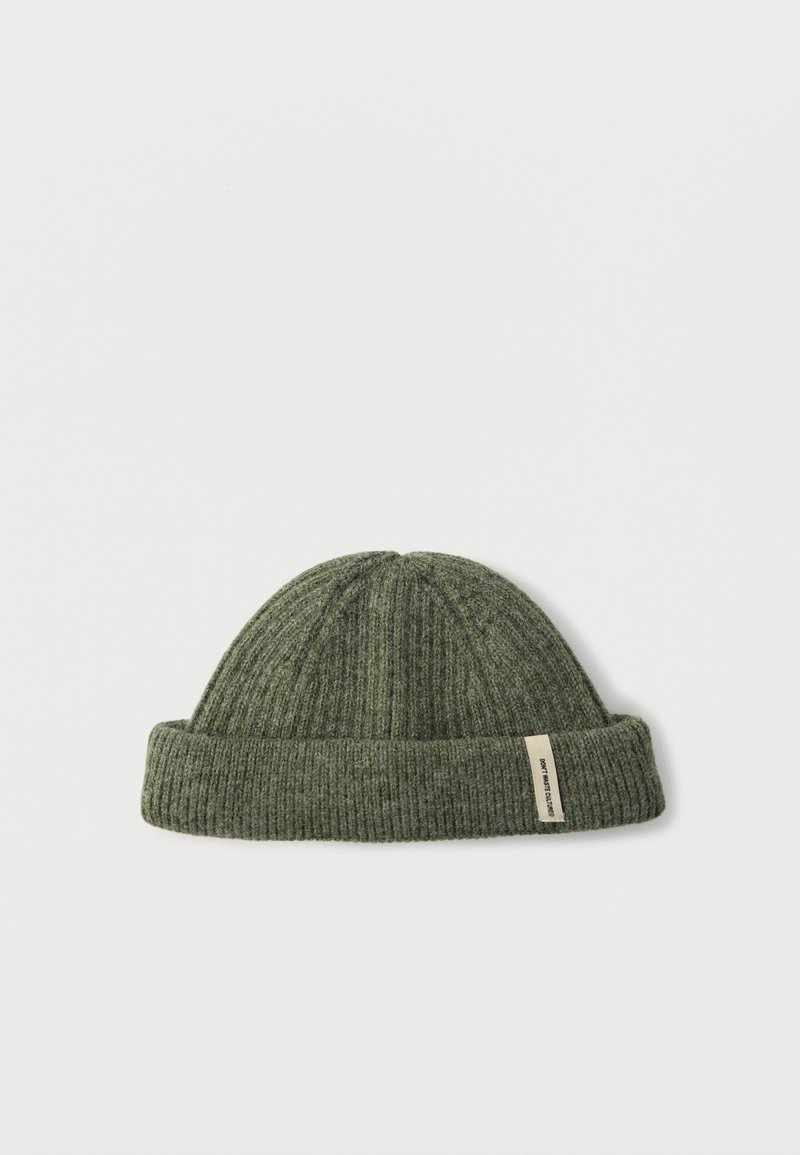 Πράσινο ριμπ πλεκτό σκουφάκι με γυρισμένη μανσέτα. Διαθέτει μικρή, ορθογώνια ετικέτα στο πλάι. Μαλακή υφή και στρογγυλεμένο σχήμα.