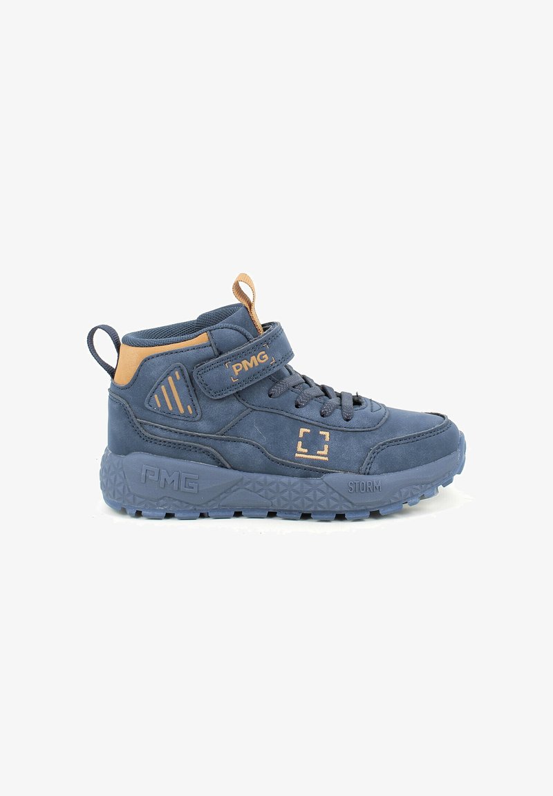 Stivale da trekking mid-top in suede blu navy con dettagli color tan. Presenta un cinturino in Velcro, suola texturizzata e dettagli con logo del marchio.