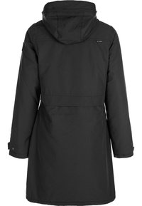 Cappotto impermeabile nero con cappuccio, maniche lunghe e orlo arrotondato. Presenta una ventola posteriore e polsini regolabili. Design minimale, senza chiusure visibili.