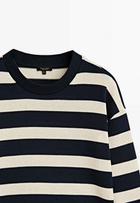 Pull en tricot à rayures horizontales bleu marine et blanches avec col rond côtelé, posé à plat sur fond blanc.