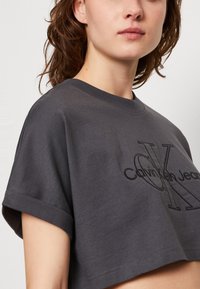 Calvin Klein Jeans EMBROIDERED MONOLOGO CROPPED  - Apdrukāts T-krekls - washed black