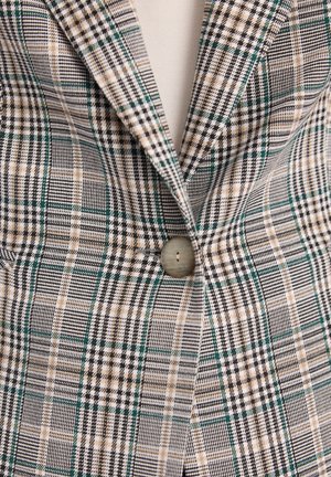 Marynarka w kratę z mieszanką zielonych, czarnych i beżowych wzorów. Zauważalne okrągłe zapięcie na guzik oraz gładki, teksturowany materiał.