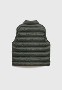 Tmavozelená páperová vesta s vysokým golierom, prešívaným dizajnom a horizontálnym šitím. Ľahká, bezrukávová konštrukcia s hladkou textúrou.
