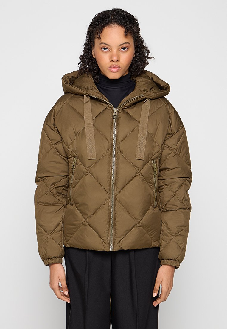 Khaki pufferjack met gewatteerd ontwerp, capuchon en ritssluiting aan de voorkant. Heeft twee zijzakken en elastische manchetten voor een comfortabele pasvorm.