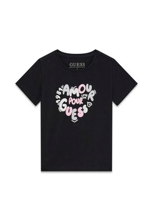 Zwart T-shirt gemaakt van biologisch katoen met een hartvormige afbeelding en de woorden "AMOUR POUR GUESS" in verschillende kleuren en lettertypen.