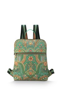 Groene rugzak met een patroon van bloemen en paisley ontwerpen, voorzien van een ritsvak aan de voorkant en zwarte schouderbanden met groene accenten.