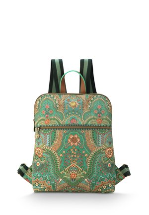 Groene rugzak met een patroon van bloemen en paisley ontwerpen, voorzien van een ritsvak aan de voorkant en zwarte schouderbanden met groene accenten.