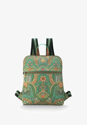 Groene rugzak met een patroon van bloemen en paisley ontwerpen, voorzien van een ritsvak aan de voorkant en zwarte schouderbanden met groene accenten.