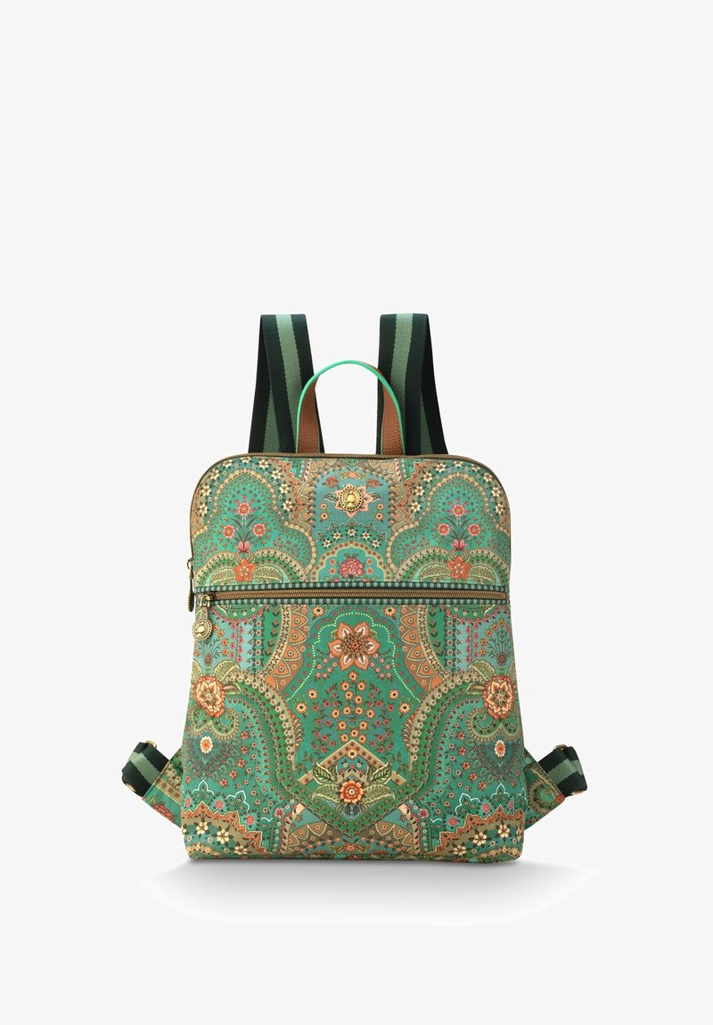 Groene rugzak met een patroon van bloemen en paisley ontwerpen, voorzien van een ritsvak aan de voorkant en zwarte schouderbanden met groene accenten.