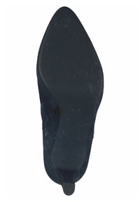 Zapato negro de ante con punta afilada, suela texturizada y tacón bajo. Presenta un acabado suave y un diseño de tipo fácil de poner.