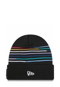 Bonnet en tricot noir avec des rayures horizontales colorées près du sommet et un petit logo brodé blanc sur le revers.