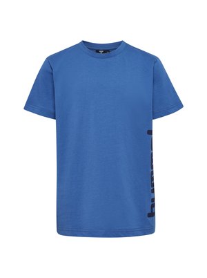 Blå bomulds t-shirt med korte ærmer, prydet med et sort logo trykt lodret på venstre side. Rund halsudskæring, almindelig pasform.