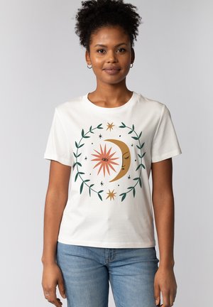 Weißes Baumwoll-T-Shirt mit einem grafischen Design von Sonne und Mond, umgeben von grünen Blättern und Sternen, in entspannter Passform und Rundhalsausschnitt.