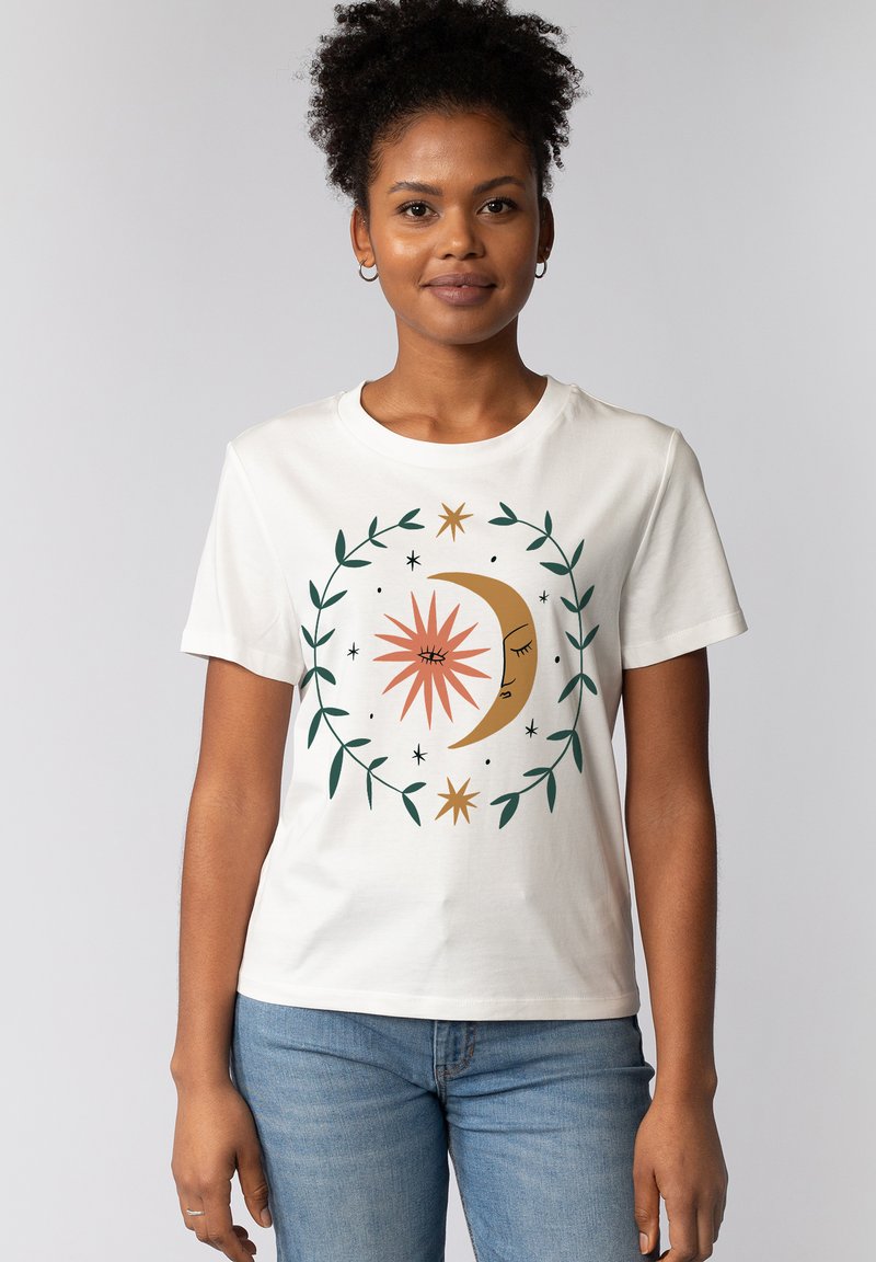 Witte katoenen T-shirt met een grafisch ontwerp van een zon en maan omringd door groene bladeren en sterren, met een relaxed fit en ronde hals.
