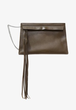 Clutch rectangular de cuero marrón con flecos largos de cuero en un lado y una correa de cadena plateada.