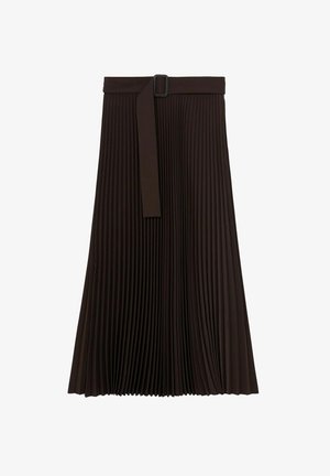 Ruda klostuota sijonas pagamintas iš audinio su juosmeniu ir dirželiu, turinčiu stačiakampį sagtį, demonstruojantis tekstūrinį, vertikalų linijų dizainą.