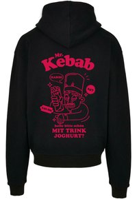Sort hoodie i sort med en lyserød grafik af en kok, der holder en kebab, med tekst på tysk og prisoplysninger.