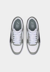 Ζευγάρι λευκών και γκρι αθλητικών παπουτσιών Puma με σχεδιασμό δεσίματος κορδονιών, μαύρες λεπτομέρειες και ορατό κωδικό QR μέσα σε κάθε παπούτσι, σε άποψη από πάνω.