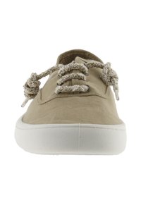 Beige canvas sneakers met een dikke witte zool, voorzien van gestructureerde beige veters en een ronde neus. Minimalistisch design, geschikt voor casual draag.