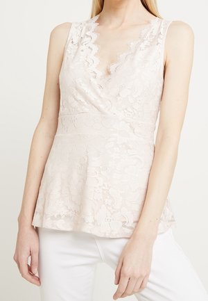 Spitzenoberteil in sanftem Rosa mit tiefem V-Ausschnitt und gewellten Kanten. Eng anliegender Oberkörper führt zu einem ausgestellten Saum, der florale Spitzenmuster zeigt.