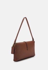 COACH HAMPTONS BAG - Rankinė - saddle
