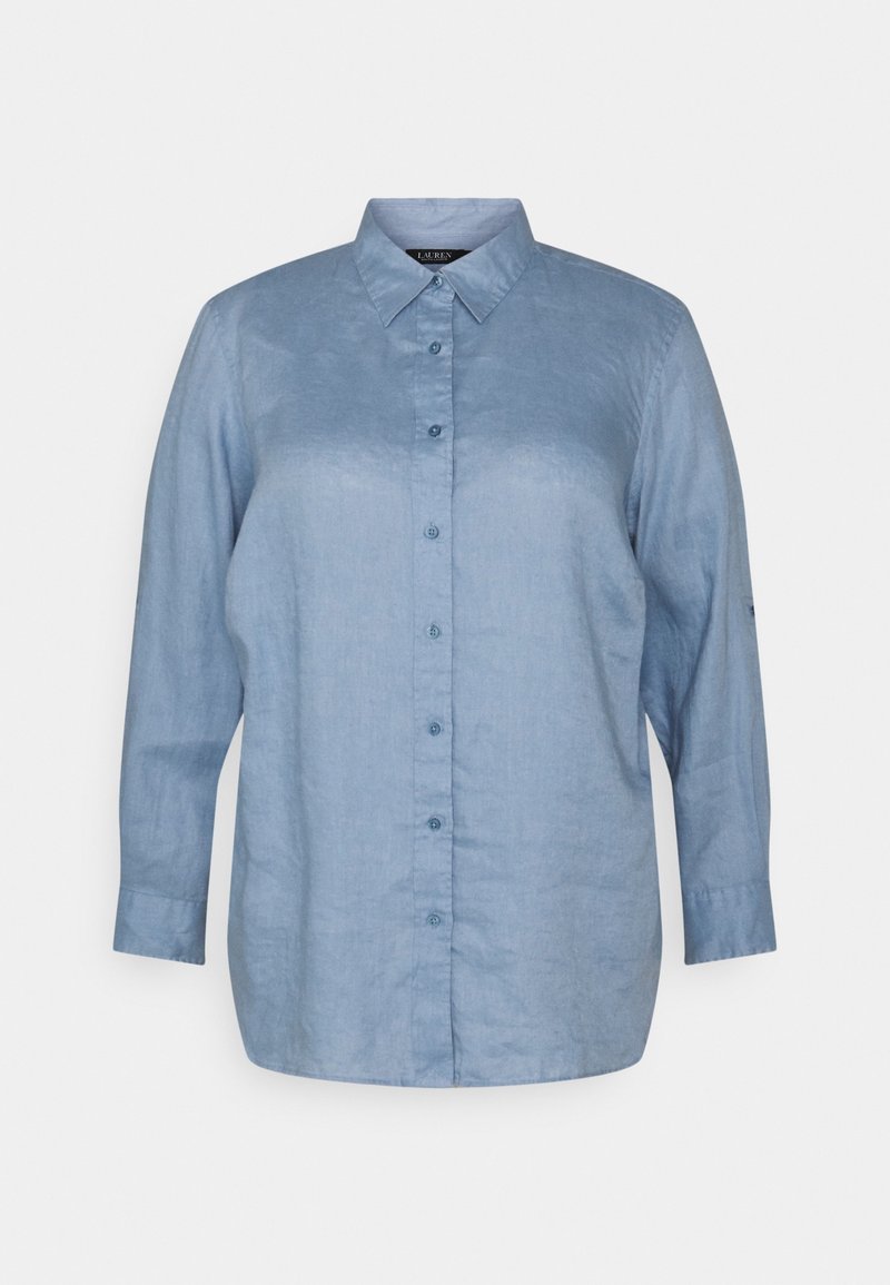 Chemise en lin bleu clair avec des manches longues, fermeture à boutons à l'avant, col classique et texture subtile. Coupe standard sans motifs ou accents notables.