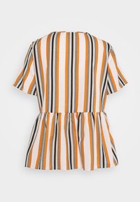 Top de peplum con rayas verticales en naranja, negro y blanco. Mangas cortas, escote redondo y dobladillo fruncido para un ajuste relajado.