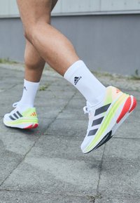 Unselected, footwear white/night metallic/lucid lemon