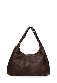 Geweven bruin leren handtas met een slonzige vorm, gedetailleerde kettinghengsel en een gestructureerd oppervlak. Bevat een grote opening voor gemakkelijke toegang.