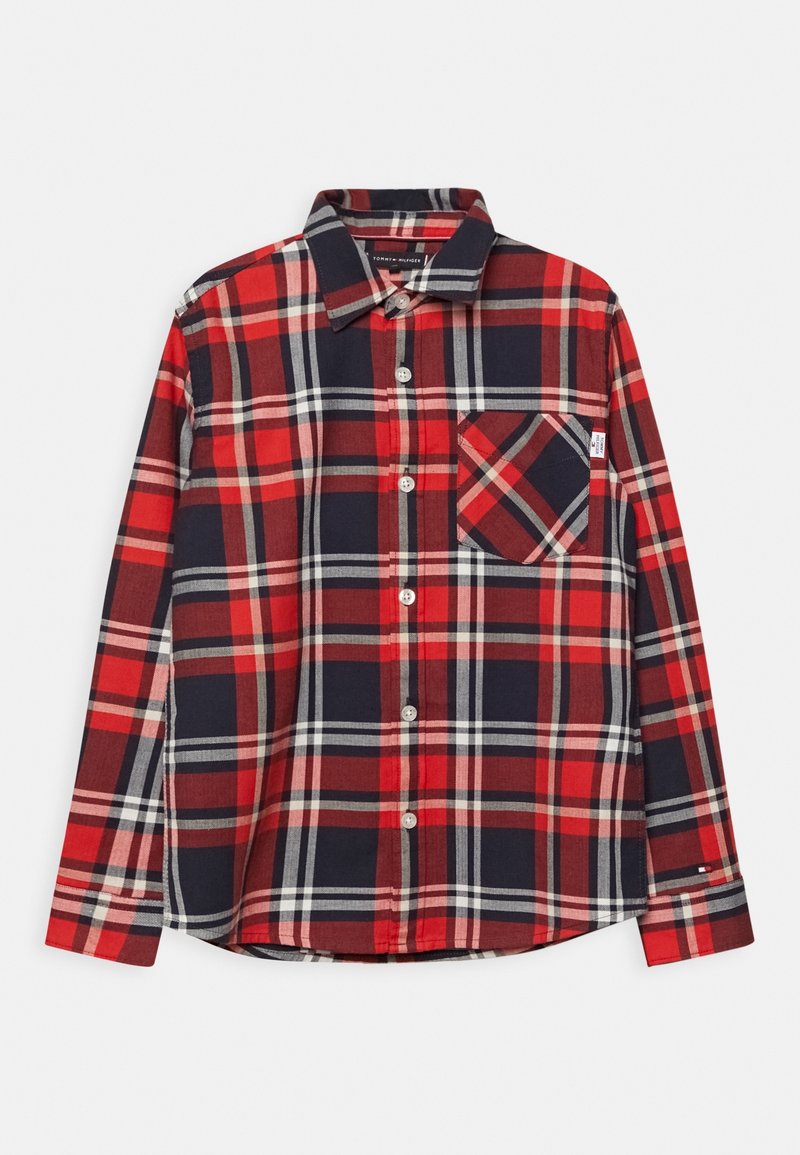 Chemise à manches longues avec boutons, à motif écossais rouge, bleu marine, blanc et beige, avec une poche poitrine unique.