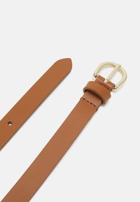 Leren tan riem met een goudkleurige metalen gesp, met een gladde textuur en een puntige uiteinde met gaatjes voor aanpassing.