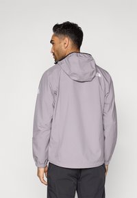 Αδιάβροχο μπουφάν ανοιχτό γκρι με κουκούλα, ελαστικά μανίκια και λογότυπο στην πλάτη. Διαθέτει χαλαρή εφαρμογή και ομαλή υφή.