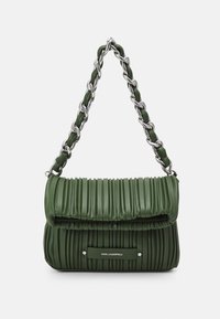 Bolso de mano plisado de cuero sintético verde con una cadena de tono plateado y un acento de logo. Presenta un diseño estructurado y una textura suave.