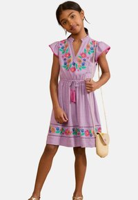 Lila jurk met bloemenborduursel in roze, blauw en groen, met gerimpelde mouwen, een V-hals, koord in de taille en een geweven tas.