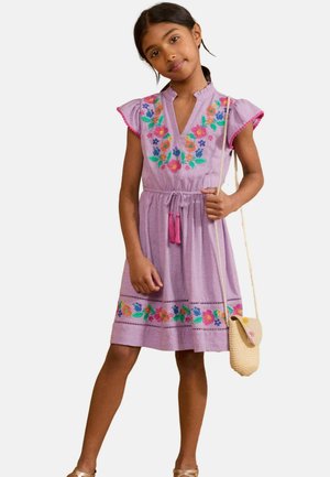 Rochie liliachie cu broderie florală în nuanțe de roz, albastru și verde, având mâneci volănaș, decolteu în formă de V, cordon la talie și o poșetă țesută.