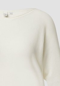 Witte gebreide sweater met een ronde halslijn en verlaagde schoudernaden. De textuur is fijn en soepel, met een subtiele glans. Maattag zichtbaar.