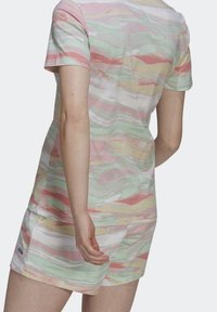 Lehký bavlněný set s krátkými kalhotami s pastelovým mramorovým vzorem v růžové, zelené a žluté barvě. Krátké rukávy a uvolněný střih.