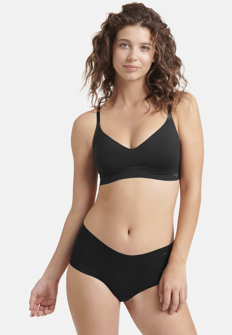 Zwarte beha met een V-hals ontwerp en dunne bandjes, gecombineerd met zwarte onderbroek met een gemiddelde taillehoogte. Glad materiaal met een naadloze afwerking.