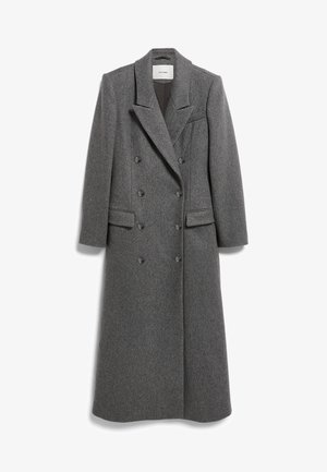 Cappotto grigio in lana a doppio petto con rever a punta, tasche frontali e sei bottoni scuri. Il design presenta una silhouette fino al ginocchio.