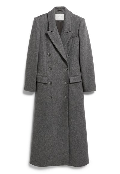 Cappotto grigio in lana a doppio petto con rever a punta, tasche frontali e sei bottoni scuri. Il design presenta una silhouette fino al ginocchio.