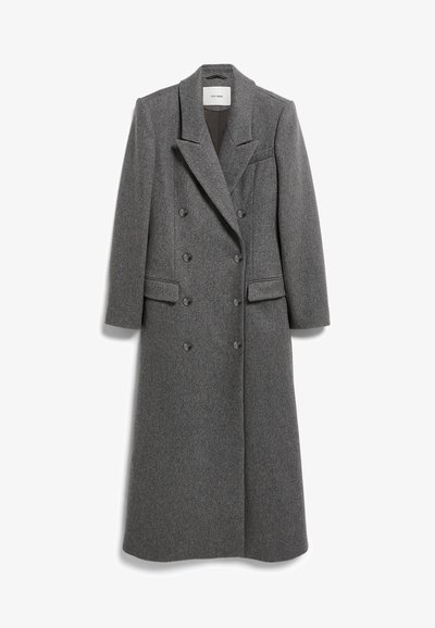 Cappotto grigio in lana a doppio petto con rever a punta, tasche frontali e sei bottoni scuri. Il design presenta una silhouette fino al ginocchio.