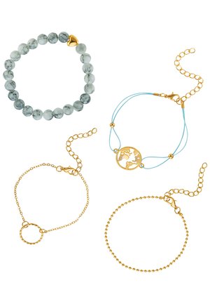 Vier Armbänder: eines mit grau-weißen Perlen und einem goldenen Herzen, eine goldene Kette mit einem Globus-Anhänger, ein gedrehter Ring und eine Kugelkette.