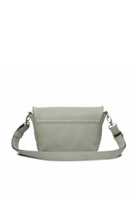 Borsa a tracolla in pelle verde con pattina pieghevole, tracolla regolabile e dettagli in metallo argentato; presenta una texture sottile e nessun motivo visibile.